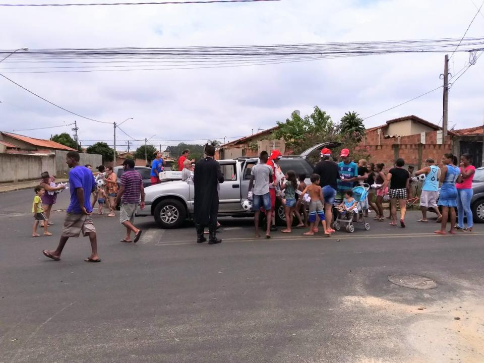 Foto 15 de 17 — Campanha do Grupo 'Por Mais Sorrisos' busca doações para realizar festa para crianças de Araraquara
